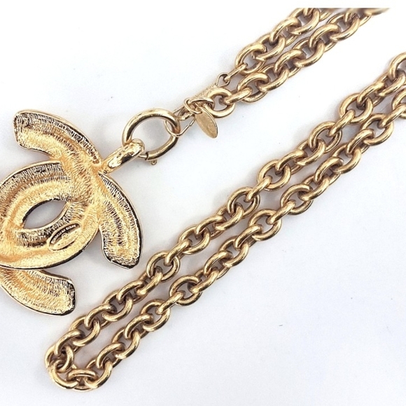 ✨ RARE Vintage CHANEL Quilted CC Logo Pendant Necklace ✨👜 Bold • 💯 Authentic - Picture 7 of 12